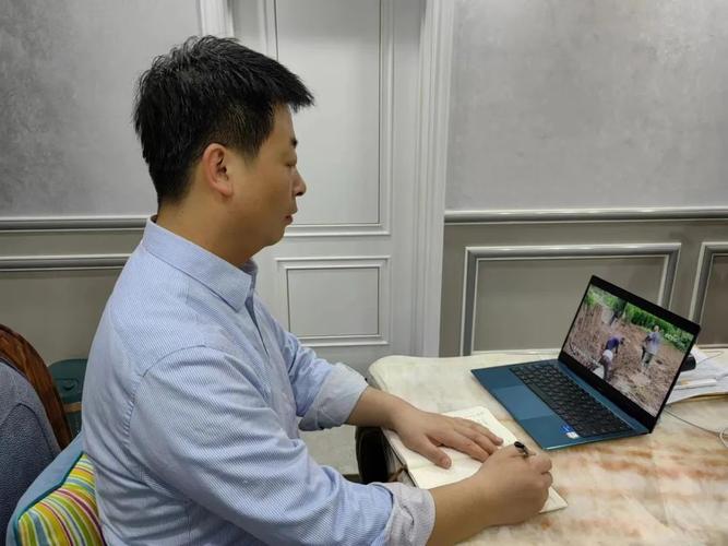 忻州创奇高中组织全体党员干部观看电视专题片《永远吹冲锋号》